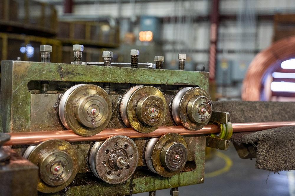 Steel coil feeding system supplying continuous material into high-speed tube cutting machine